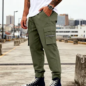 Primer plano de pantalones cargo verde oliva con múltiples bolsillos y cremallera.