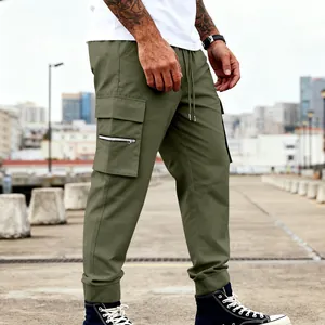Detalle de pantalones cargo para hombre verde oliva con multibolsillos y cordón.