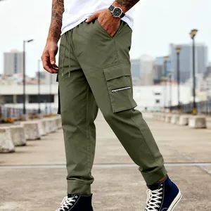 Detalle de pantalones cargo verde oliva para hombre con bolsillos de cremallera y cordón.