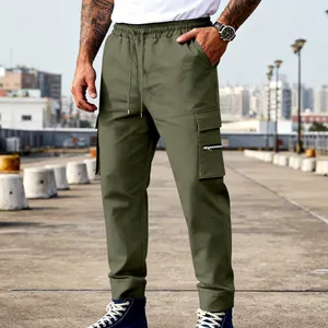 Detalle de pantalones cargo outdoor para hombre verde oliva con múltiples bolsillos