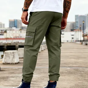 Vista detallada trasera de pantalones cargo para hombre verde oliva con bolsillos