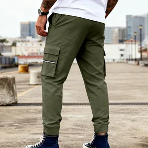 Vista lateral de pantalones cargo verde oliva para hombre con bolsillos y cierres.