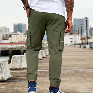 Vista trasera detallada de pantalones cargo de exterior verde oliva para hombre con bolsillos