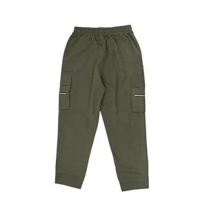 Vista detallada de los pantalones cargo verdes para hombre con múltiples bolsillos
