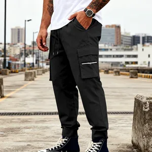Primer plano de pantalones cargo negros de exterior para hombre con bolsillos de cremallera