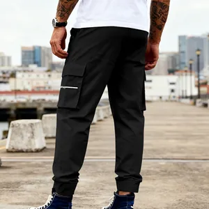 Detalle de los pantalones cargo negros para hombre con diseño de bolsillo con cremallera