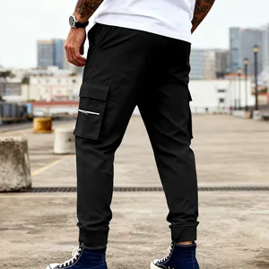 Vista detallada del diseño funcional multibolsillo de los pantalones cargo para hombre