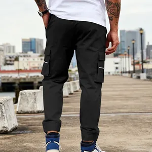 Vista trasera de pantalones cargo negros para hombre con varios bolsillos de cargo