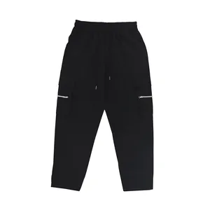 Vista frontal de pantalones cargo negros para hombre con bolsillos funcionales con cremallera