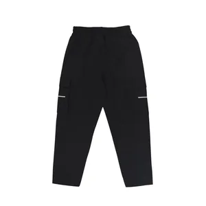 Detalle vista trasera pantalones cargo negros para hombre con detalles reflectantes