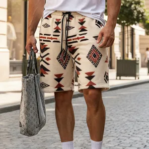 Detailansicht der bequemen Fleece-Shorts für Herren mit Tribal-Muster und Kordelzug.