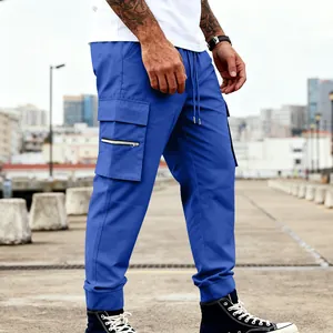 Detalle de pantalones cargo azules para hombre con varios bolsillos y cordón ajuste