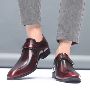 Elegante bordeauxrode herenschoenen met vierkante neus en gesp voor zakelijk gebruik.