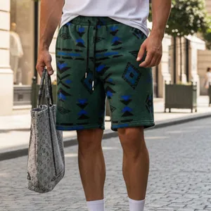 Nahaufnahme von grünen Herren-Shorts mit geometrischem Muster und Kordelzug im Freien