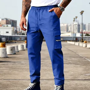 Detalle de pantalones cargo azules para hombre con varios bolsillos y un cordón