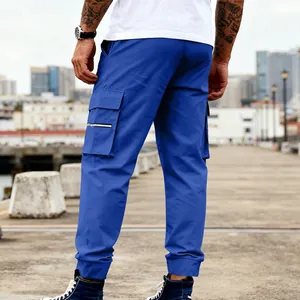 Vista trasera detallada de pantalones cargo azules con bolsillos funcionali con cremallera