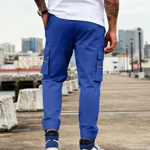 Detalle de pantalones cargo azules para hombre con bolsillos funcionales