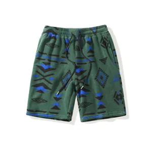 Detailansicht grüner Fleece-Shorts mit blauem Stammesmuster und Kordelzug am Bund