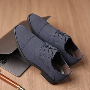 Detailaufnahme blauer Herren-Brogue-Schuhe mit Stoffstruktur und feinen Nähten