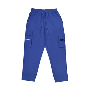 Detalle del pantalón cargo azul para hombre con multibolsillos, cremallera y cordón ajustable
