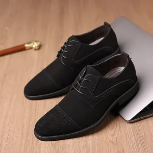 Detaillierte Ansicht schwarzer Business-Schuhe aus Wildleder für Herren mit Brogue-Muster.