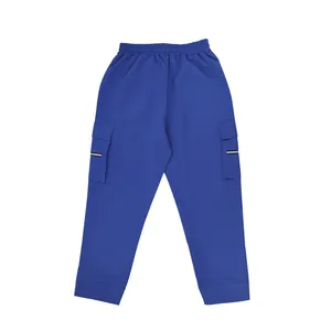 Pantalón cargo de exterior azul para hombre con bolsillos grandes y cintura elástica.