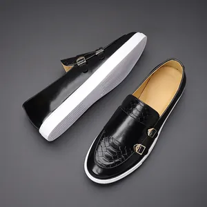 Vue détaillée des mocassins en cuir noir à double boucle avec texture crocodile