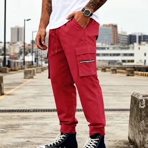 Primer plano de pantalones cargo rojos para hombre con múltiples bolsillos y estilo relajado
