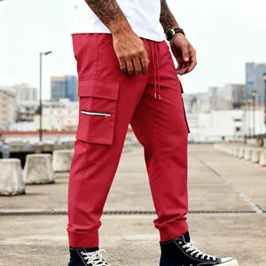 Primer plano de pantalón cargo rojo para hombre con múltiples bolsillos y cordón