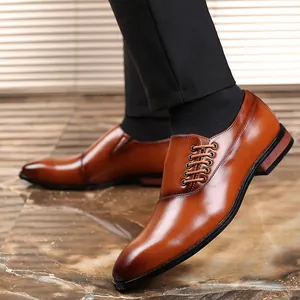 Elegante bruine leren Oxford-schoenen voor heren met een gepolijste afwerking en vierkante neus.