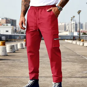 Vista detallada de pantalones cargo rojos para hombre con cordón y bolsillos con cremallera