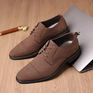 Detailansicht brauner Wildleder-Oxfordschuhe mit eleganten Brogue-Perforationen.