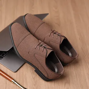 Detailansicht der braunen strukturierten Oxford-Schuhe mit Brogue-Lochverzierungen.