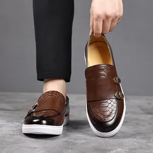 Vue détaillée de mocassins en cuir marron à texture croco avec double boucle