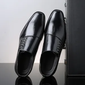 Klassieke zwarte glanzende zakelijke herenschoenen met een stijlvolle vierkante neus