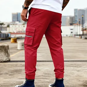 Vista trasera detallada de pantalones cargo rojos para hombre con bolsillo lateral con cremallera