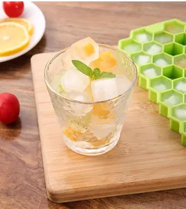 Dettaglio del vassoio per cubetti di ghiaccio in silicone a nido d'ape con cubetti di frutta.