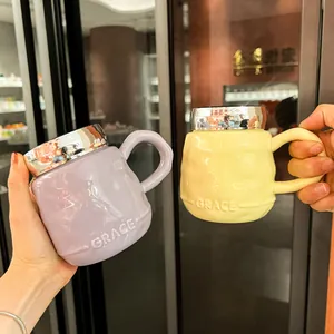 Mug à Café en Céramique Style Ins Avec Couvercle Miroir Argenté Texture Ondulée Gobelet à Eau Design en Relief Cadeau