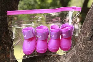 Vista dettagliata di stivali da pioggia impermeabili per cani in silicone rosa vivo set 4.