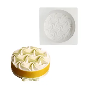 Dettaglio dello stampo in silicone a spirale per mousse con campione di dessert