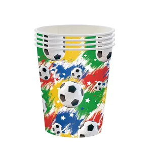 Détail montrant une pile de gobelets en papier jetables avec des motifs de football