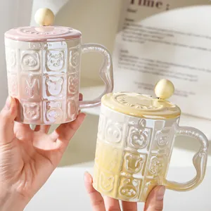 Tazas de cerámica con animales en relieve, tapas con acabado crema galvanizado y pomo de bola
