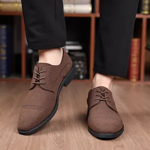 Detailansicht brauner Wildleder Oxford-Schuhe mit Schnürung und professionellem Look