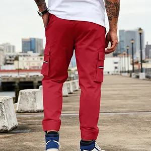 Vista trasera de pantalones cargo rojos para hombre con bolsillos reflectantes funcionales