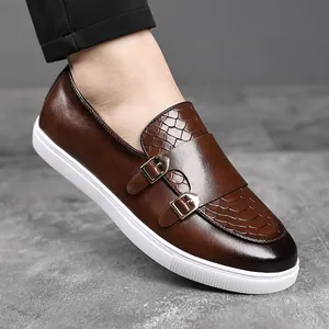 Gros plan de chaussures élégantes à double boucle en cuir marron avec texture crocodile