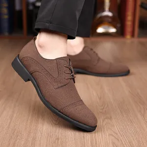 Professionelle Nahaufnahme brauner Wildleder-Oxford-Schuhe mit Brogue-Verzierungen