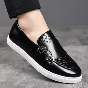 Détail de chaussures en cuir noir pour hommes avec double boucle et texture crocodile