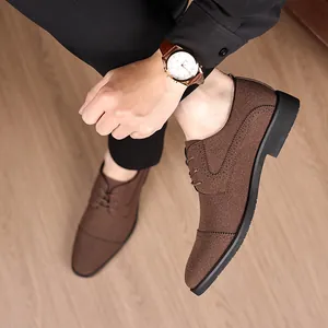 Makro-Detail von braunen Herren-Oxford-Schuhen im britischen Stil mit Brogue-Mustern