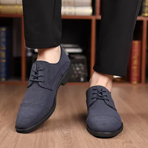 Detailansicht der dunkelblauen Business-Schuhe aus Wildleder mit Brogue-Nähten.