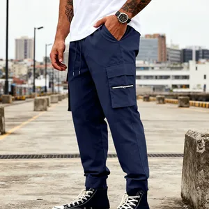 Detalle de los bolsillos laterales de pantalones cargo de exterior azul para hombre